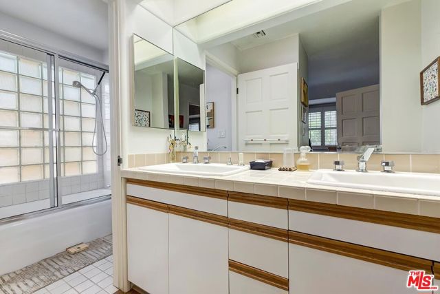 3238 Corinth Avenue, Los Angeles CA: https://media.crmls.org/mediaz/6172b83e-d130-472f-99f2-ac997b8c4167.jpg