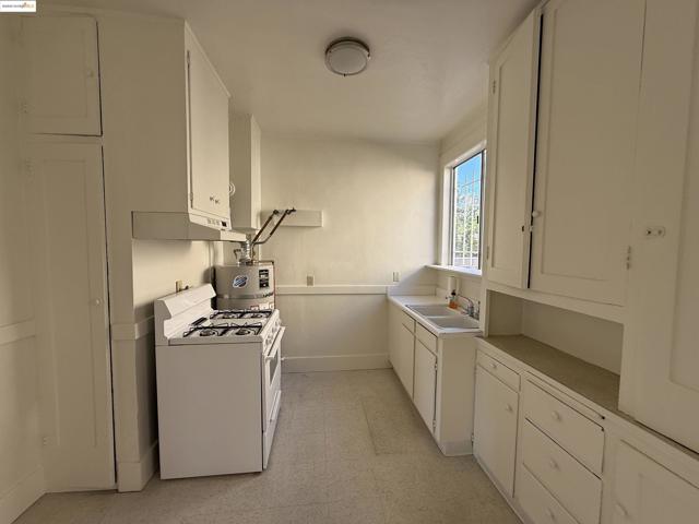 3999 Clarke, Oakland CA: https://media.crmls.org/mediaz/61744c7f-efc2-471f-8e33-f40a0c32793e.jpg