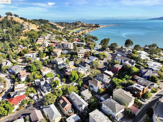 336 Washington Ave, Richmond CA: https://media.crmls.org/mediaz/6174ee28-0670-4232-b29a-9c1ae9c86660.jpg