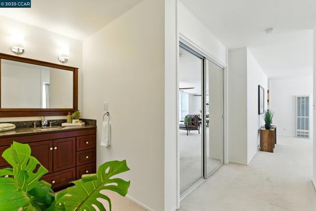 193 Montecito, Oakland CA: https://media.crmls.org/mediaz/6174faa1-d0c4-483f-95f8-467c7837ac4d.jpg