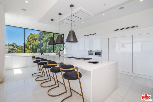 9406 Lloydcrest Drive, Beverly Hills CA: https://media.crmls.org/mediaz/61757661-3385-4468-872f-f9f80b9d634d.jpg