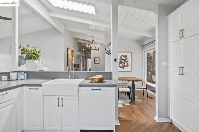 6533 Chelton DR, Oakland CA: https://media.crmls.org/mediaz/6175f4b8-35b3-4f95-8815-83d1fc489cf3.jpg