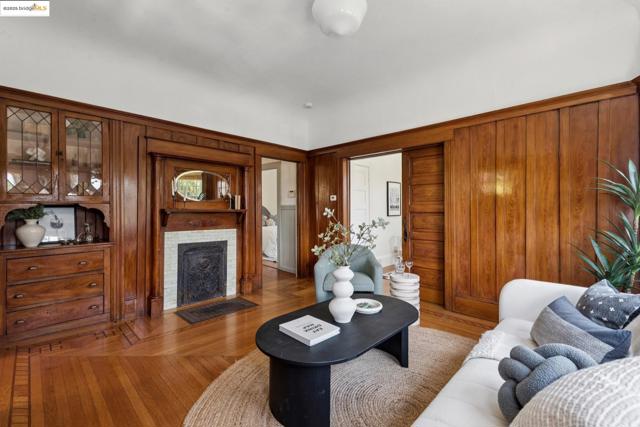 6521 Herzog St, Oakland CA: https://media.crmls.org/mediaz/61770f88-e88d-4677-992c-b8a92de0e63c.jpg