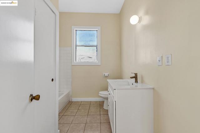 861 20Th St, Oakland CA: https://media.crmls.org/mediaz/6178872c-01ef-46c5-8374-565a3ccf9aa0.jpg