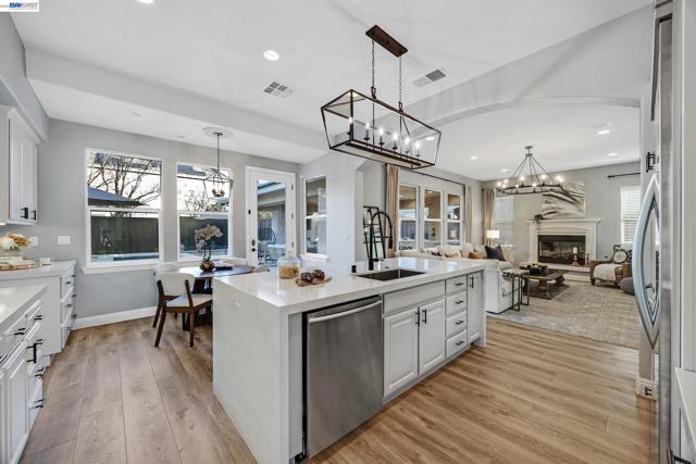 2170 Santa Croce Dr, Livermore CA: https://media.crmls.org/mediaz/6178f860-d7d0-4924-a2ba-26bc50803aa6.jpg