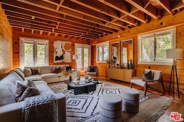 463 N Greencraig Road, Los Angeles CA: https://media.crmls.org/mediaz/617921bc-caef-41bb-96b2-f68b3a73eb72.jpg