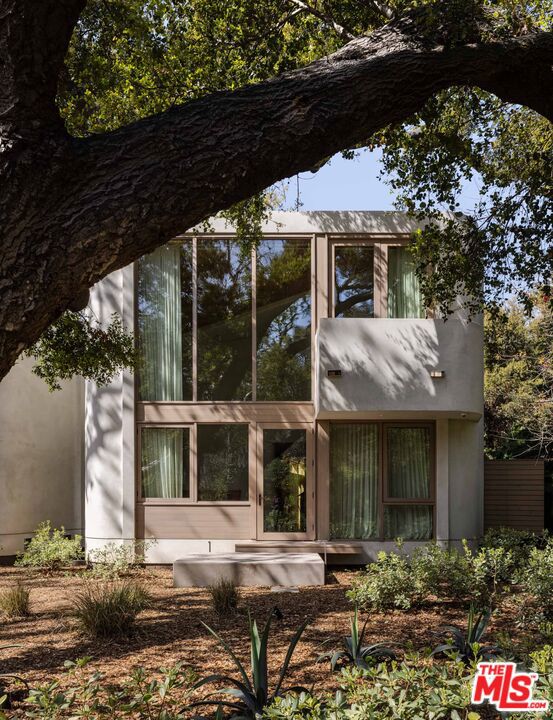 800 Brooktree Road, Pacific Palisades CA: https://media.crmls.org/mediaz/6179d121-bb76-4226-8202-66ddbd4a1575.jpg