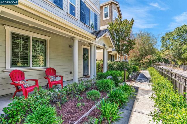 6983 Alamo Creek Trl, Dublin CA: https://media.crmls.org/mediaz/617a2f53-ae6b-4ec2-bff1-d3c88fc06ae7.jpg