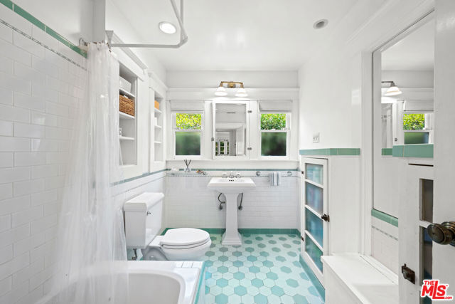 568 N Gower Street, Los Angeles CA: https://media.crmls.org/mediaz/617c0246-34bb-4298-8ceb-e8180f0b34da.jpg