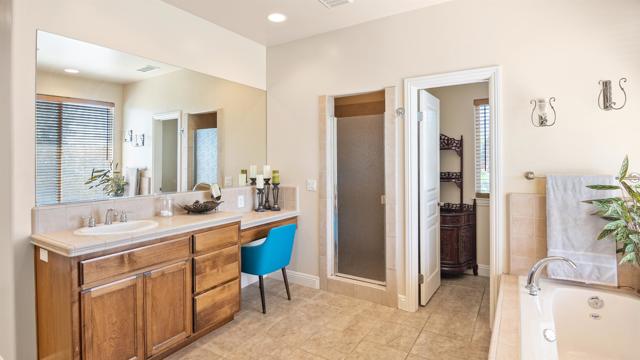 40487 Rock Mountain Drive, Fallbrook CA: https://media.crmls.org/mediaz/617d17ee-03f4-4bc0-80a0-9254d40e8c3d.jpg
