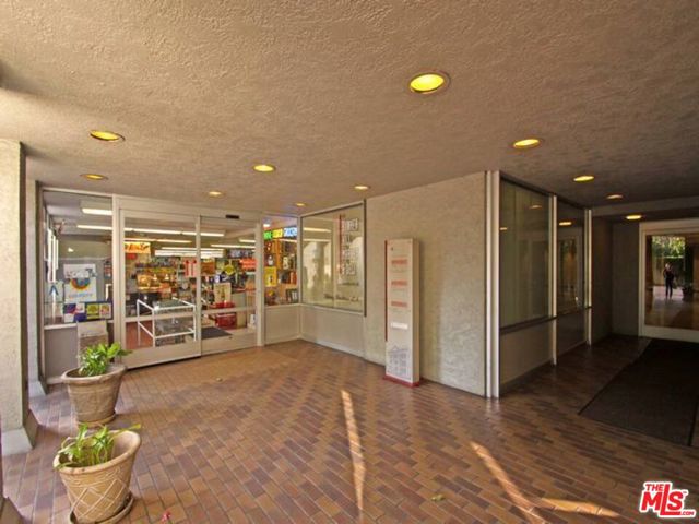 800 W 1st Street, Los Angeles CA: https://media.crmls.org/mediaz/617d36df-d34f-435b-833d-5d913783e101.jpg