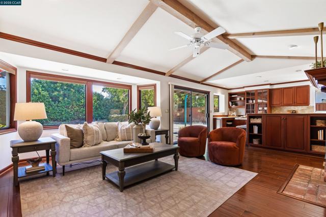 372 El Divisadero Ave, Walnut Creek CA: https://media.crmls.org/mediaz/617f3b6d-590b-401b-bd6e-15766c76b3dd.jpg