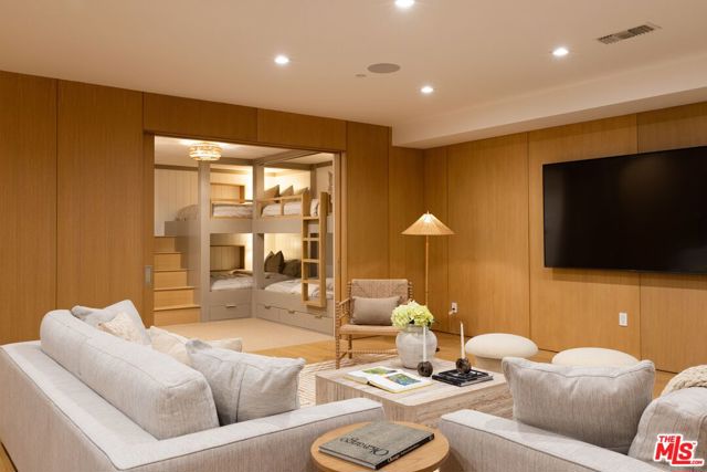 4016 The Strand, Manhattan Beach CA: https://media.crmls.org/mediaz/617f77bc-6fcb-4ccf-b1e3-2133ad679f37.jpg