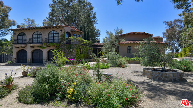 23806 Malibu Crest Drive, Malibu CA: https://media.crmls.org/mediaz/617fa8be-e5da-473c-b320-7011a449c2dd.jpg