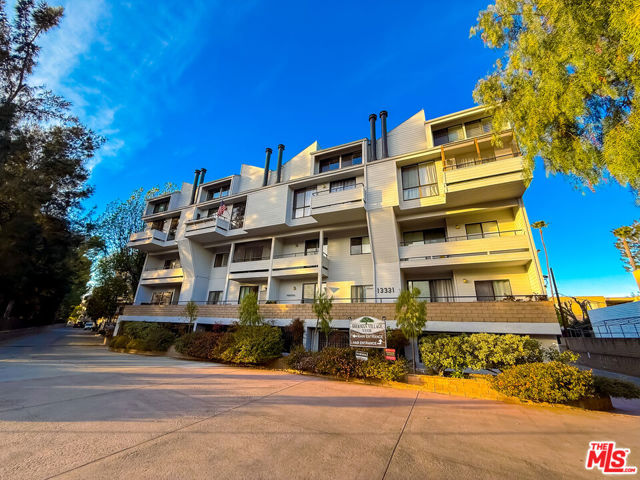 13331 Moorpark Street, Sherman Oaks CA: https://media.crmls.org/mediaz/617fd2c4-af32-42b7-befa-e638db9afc94.jpg