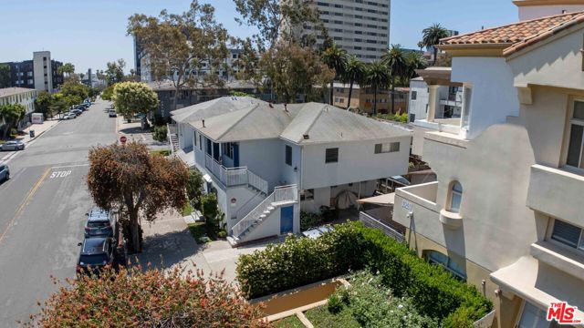 231 California Avenue, Santa Monica CA: https://media.crmls.org/mediaz/617fd98f-feb7-4e1e-97a7-35d735c1a398.jpg