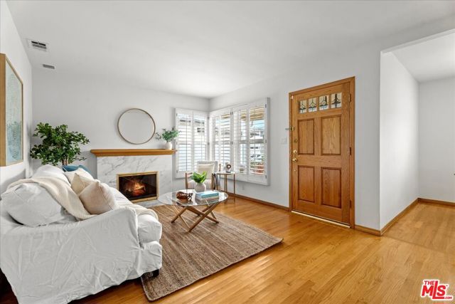 1620 18th Street, Manhattan Beach CA: https://media.crmls.org/mediaz/618045be-eea2-49e6-b620-0a64ade4c22f.jpg