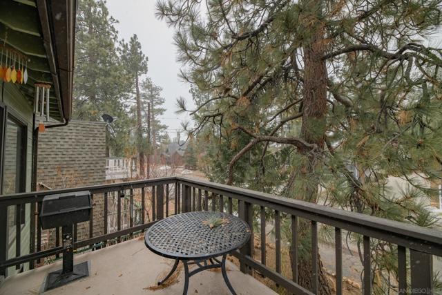 39470 Lake Dr, Big Bear CA: https://media.crmls.org/mediaz/61808da2-3eef-44a7-a0d1-d9cc1c269ca0.jpg