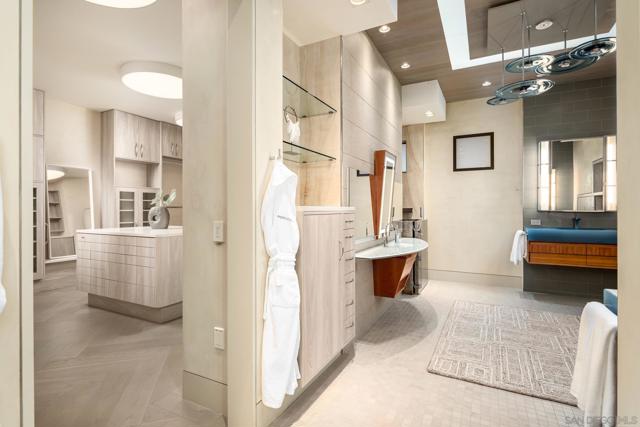 6005 La Jolla Scenic Dr S, La Jolla CA: https://media.crmls.org/mediaz/6180914b-0289-4b15-8426-e8bbcc03da27.jpg