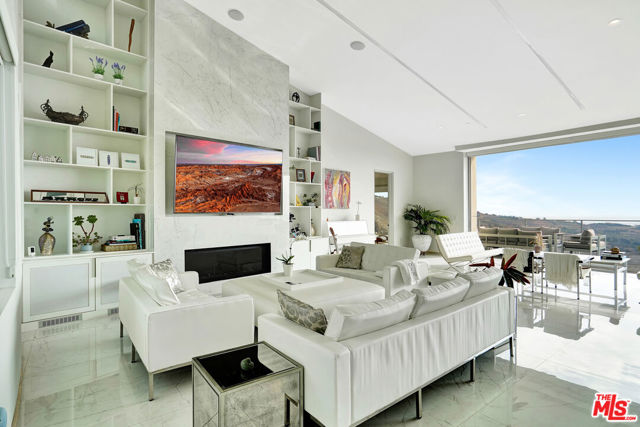 28405 Via Acero Street, Malibu CA: https://media.crmls.org/mediaz/618101cc-db31-405e-b41a-933b0d545940.jpg