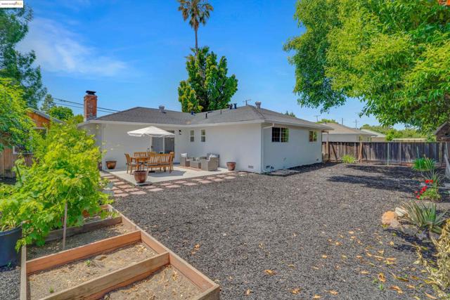 946 Notre Dame Ave, Concord CA: https://media.crmls.org/mediaz/618201d2-3691-466a-afcb-01ebcf0523d8.jpg