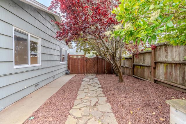 1203 Linda Mar Boulevard, Pacifica CA: https://media.crmls.org/mediaz/6183cd36-2192-4cfa-a12b-a73ecbc09adb.jpg