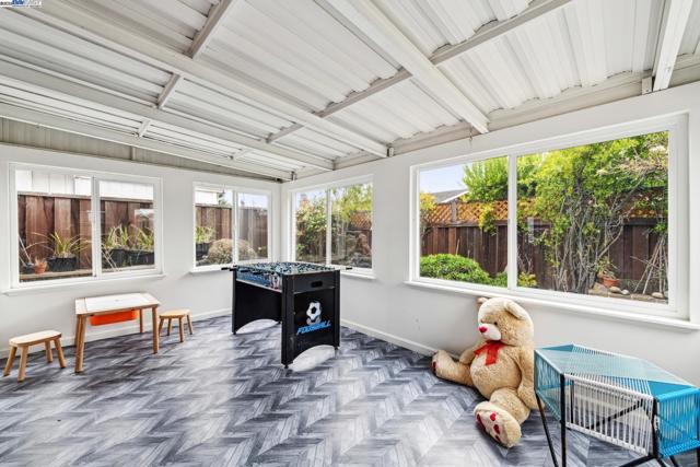 413 Grand St, Alameda CA: https://media.crmls.org/mediaz/6183f85c-9bc0-44ef-a14a-e1e2d39fe21e.jpg