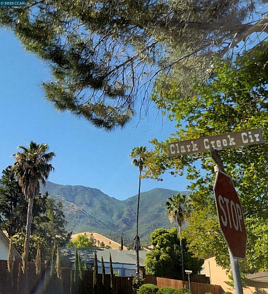 https://media.crmls.org/mediaz/61841cf6-f6b5-474d-9a62-ea6bc7ad0e54.jpg?preset=X-Large