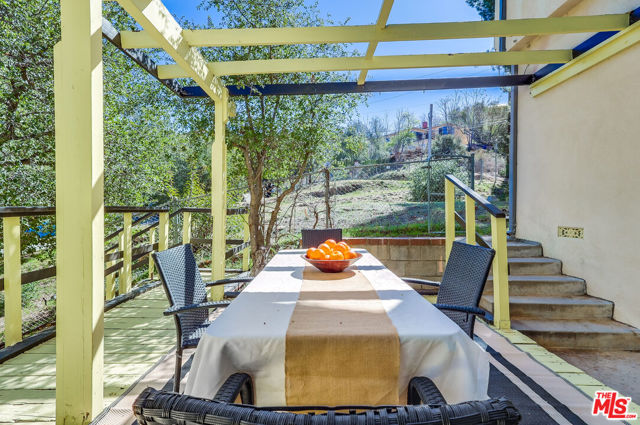 7951 Glenties Lane, Sunland CA: https://media.crmls.org/mediaz/6184f3cb-8269-472a-9c6c-4222bddf1593.jpg
