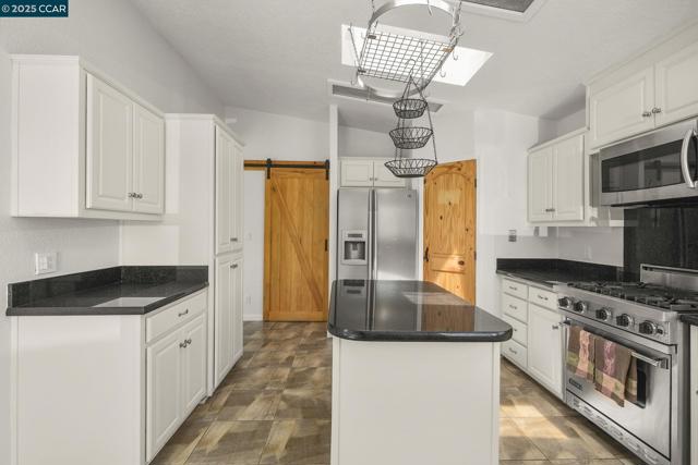 2251 Rancho Del Lago Rd, Martinez CA: https://media.crmls.org/mediaz/6185544a-365a-4d6d-b869-b26bdb3fff1b.jpg
