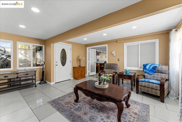 18943 Crest Ave, Castro Valley CA: https://media.crmls.org/mediaz/6185e027-5828-4e39-95e6-cb16f1d0e2c3.jpg