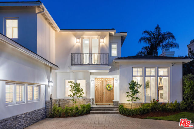17400 Oak Creek Court, Encino CA: https://media.crmls.org/mediaz/61865a10-0ac9-40de-b12e-7a5a51e84759.jpg