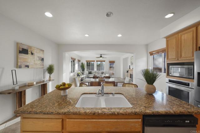 Detail Gallery Image 12 of 49 For 1418 Oakpoint Ave, Chula Vista,  CA 91913 - 5 Beds | 3 Baths