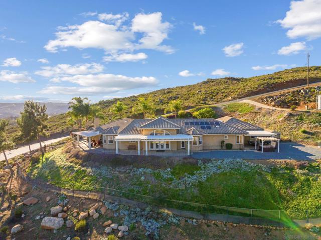 2255 Los Altos De Cerro, Ramona CA: https://media.crmls.org/mediaz/61873469-aa10-4877-a4fe-082bb86e9bda.jpg