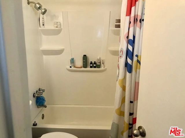 834 Laguna Avenue, Los Angeles CA: https://media.crmls.org/mediaz/6187f6b5-f648-4d93-afe1-587a1170b89b.jpg