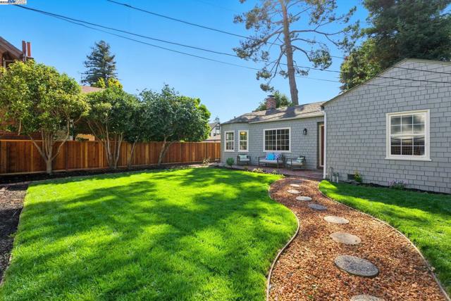 1247 Sherman, Alameda CA: https://media.crmls.org/mediaz/61887487-0722-4f27-83aa-e19ed30bba65.jpg