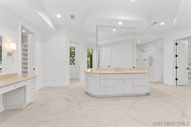 6906 Royal Birkdale Pl, Rancho Santa Fe CA: https://media.crmls.org/mediaz/6188e578-490b-4286-b6a0-af612ab482df.jpg