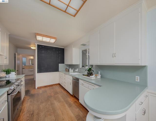 1785 Holly Ave, Menlo Park CA: https://media.crmls.org/mediaz/6189506c-6bed-4281-b009-5409c7bed544.jpg