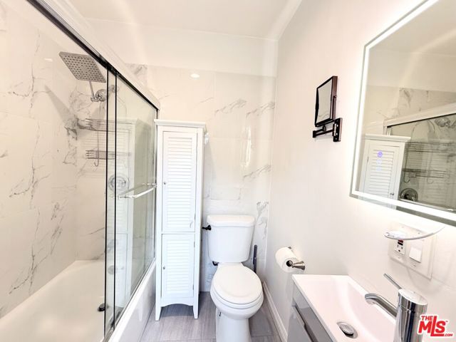 628 N Westbourne Drive, West Hollywood CA: https://media.crmls.org/mediaz/618a16fb-4afd-436d-be14-aa6cb5920eb5.jpg