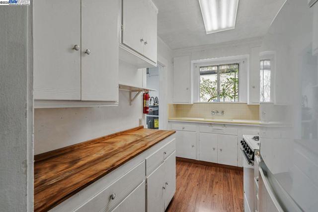 1560 Lincoln Ave #B, Alameda CA: https://media.crmls.org/mediaz/618a23e7-31ff-4f3e-a0d1-1e50390e8fa3.jpg