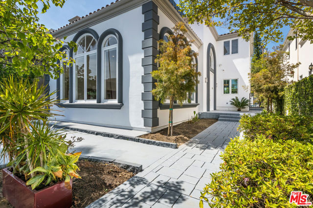 107 N Doheny Drive, Beverly Hills CA: https://media.crmls.org/mediaz/618a71b3-12f1-4a39-bc50-0d83290aff84.jpg