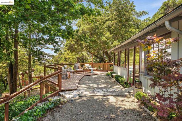 2976 Joaquin Miller Rd, Oakland CA: https://media.crmls.org/mediaz/618c4a6e-5e20-499d-975a-bdc5f252a7cb.jpg