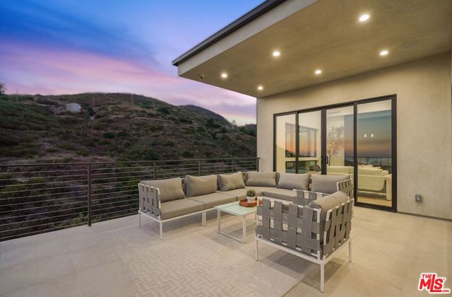 2881 Seabreeze Drive, Malibu, California 90265, 3 Bedrooms Bedrooms, ,2 BathroomsBathrooms,Single Family Residence,For Sale,Seabreeze,24437247