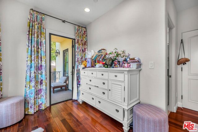 3110 Benedict Canyon Drive, Beverly Hills CA: https://media.crmls.org/mediaz/618cee57-bd89-4ae7-82ba-6f3ff44f4c8a.jpg