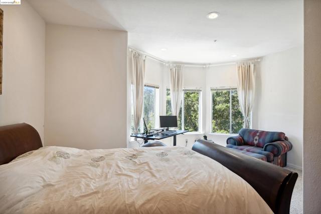 2335 Tunnel Rd, Oakland CA: https://media.crmls.org/mediaz/618d2226-2ebf-405b-9582-770fa7ccd876.jpg