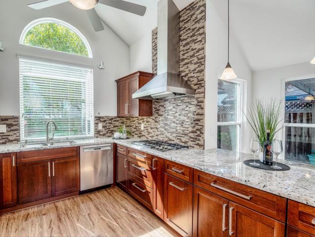 1725 Silver Glen Court, San Jose CA: https://media.crmls.org/mediaz/618de765-9f3a-45d7-899c-34df5e44adf1.jpg