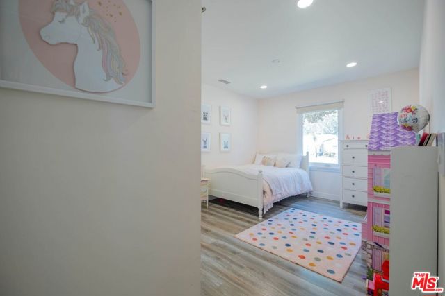 2760 E Glenoaks Boulevard, Glendale CA: https://media.crmls.org/mediaz/618df16e-2559-4a13-8356-dfcf01520ea9.jpg