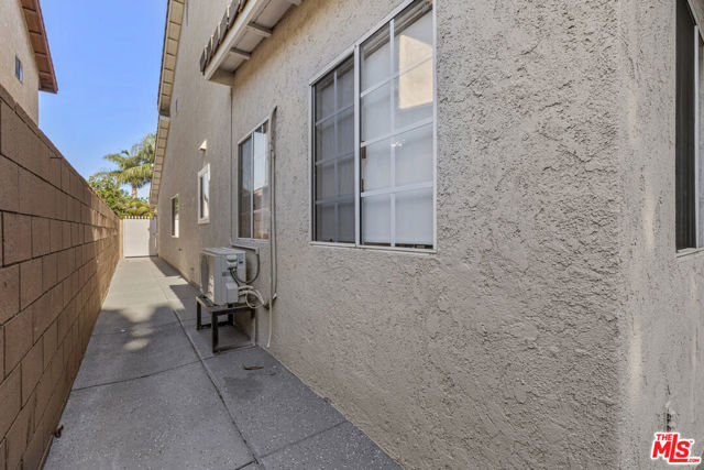 8557 Norwich Avenue, North Hills CA: https://media.crmls.org/mediaz/618e6114-0fc6-406b-af61-e69f2478f12a.jpg