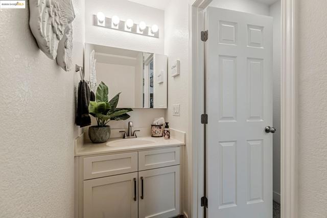 8215 Red Elk Dr, Elk Grove CA: https://media.crmls.org/mediaz/6190aff2-5d9f-44da-8bbe-5712d8e16f09.jpg