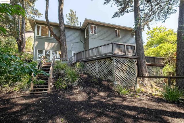 6537 Aitken Dr, Oakland CA: https://media.crmls.org/mediaz/61918803-f16f-4b03-8a35-7ee09fdd0dc5.jpg